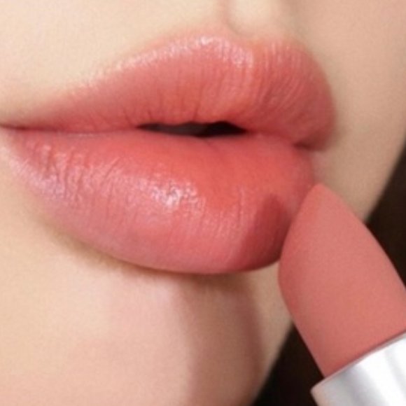 Last one! MAC RUNWAY HIT Lipstick NIB Retro Matte - Picture 3 of 7